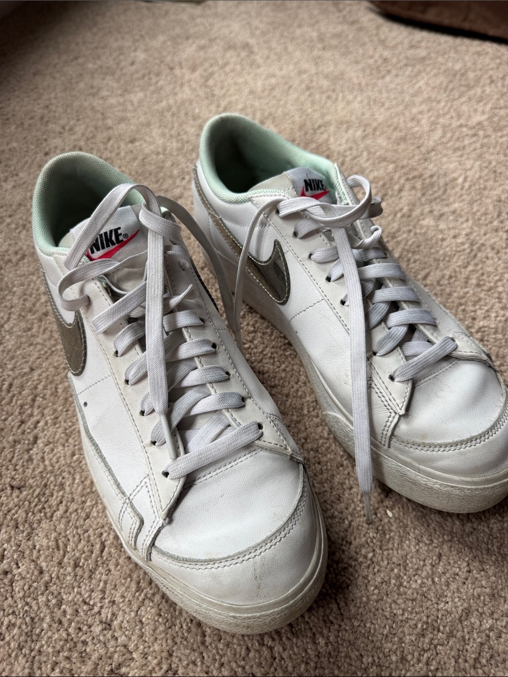 Nike women White Low-Top Sneakers with Metallic Silver Swoosh